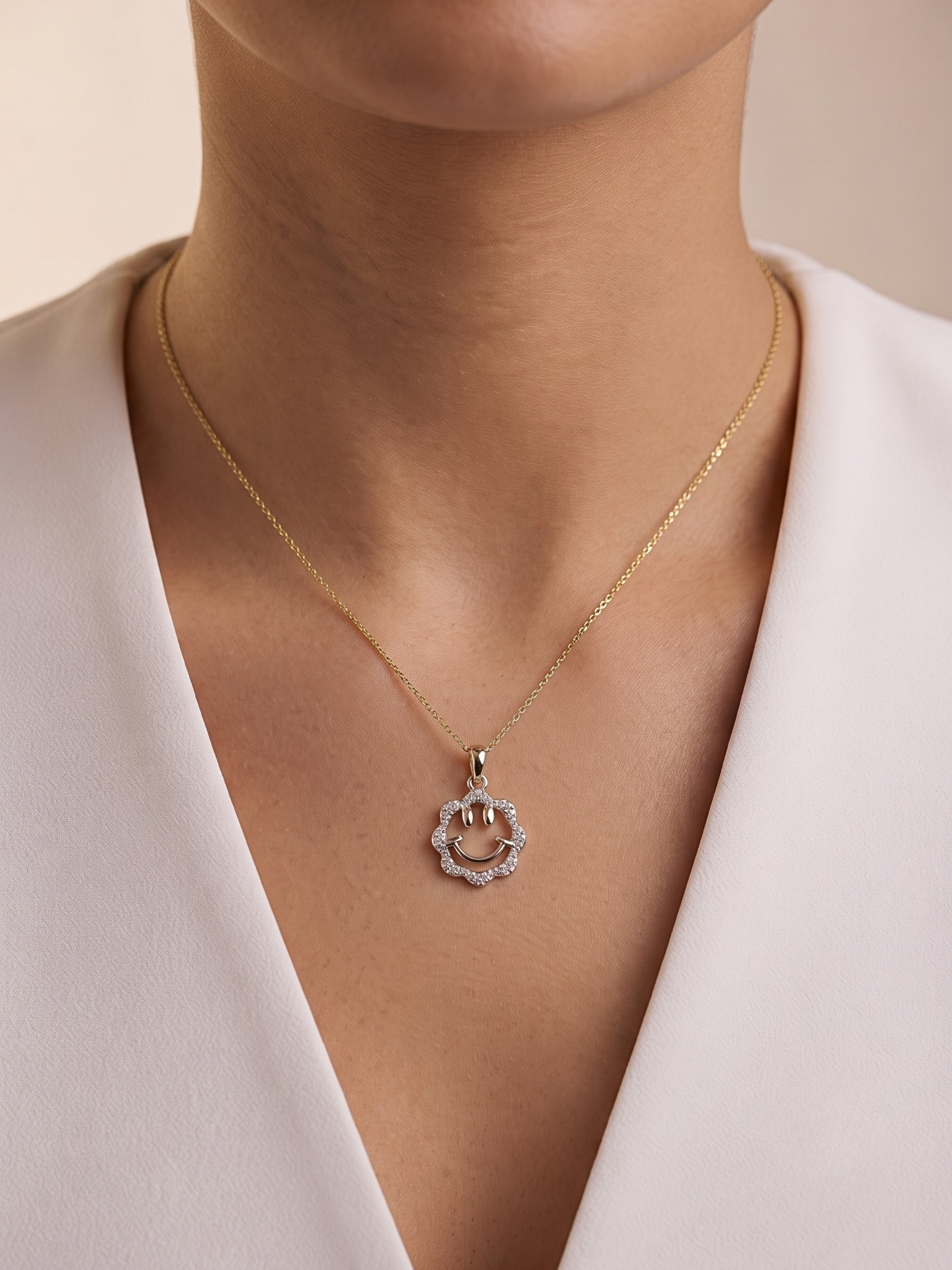 Sparkling Smiley Flower Pendant Necklace